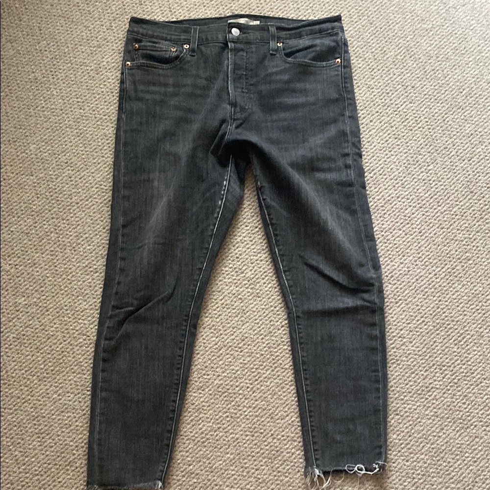 Levi's Wedgie washed Black Skinny Jeans with Distressed Hem